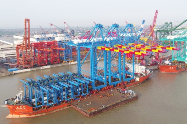 Cargan en Shanghai nuevas grúas para Tema Port