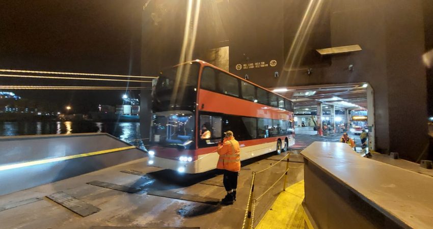 Desembarque buses RED dos pisos desde nave Torino en DP World San Antonio