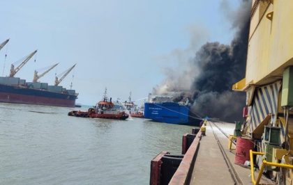 Indonesia: Carga de buque KMP Mutiara Berkah queda completamente quemada