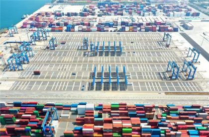 China: Puerto de Qingdao recibe recibe dos nuevas grúas RMG