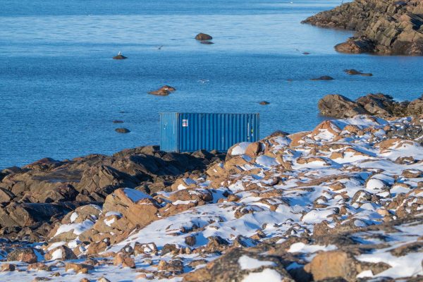 Contendor varado en la costa de Iqaluit