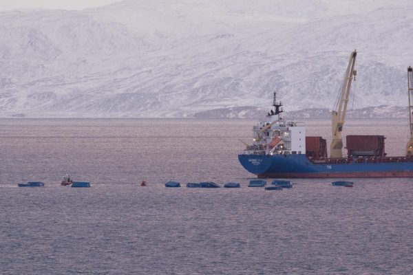 Contenedores caen al mar desde el buque Sivumut en Iqaluit, Nunavut, Canadá