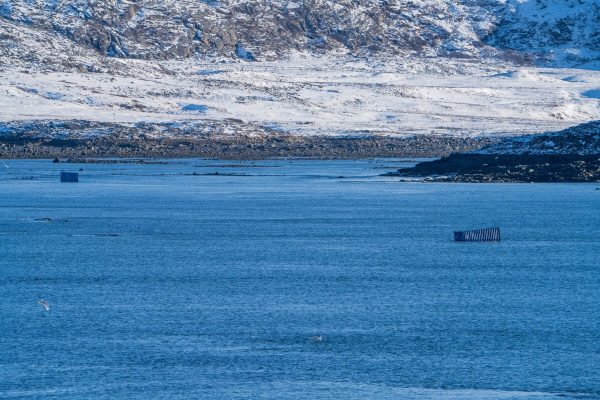 Contenedores flotando en la bahía de Iqaluit