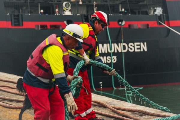 Portuarios trabajando en el amarre del Roald Amundsen en el Puerto de Arica