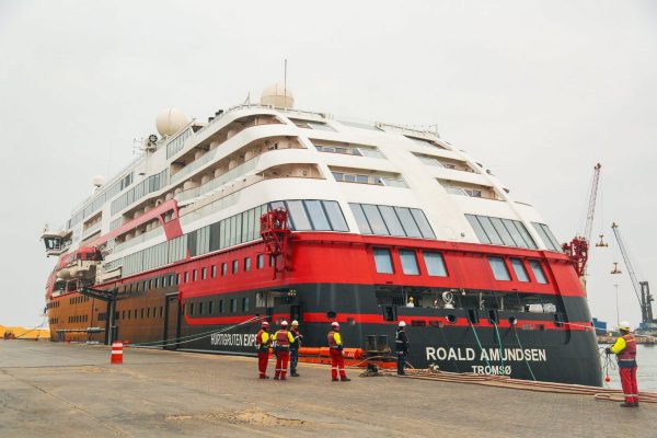 Roald Amundsen atracado en el Puerto de Arica