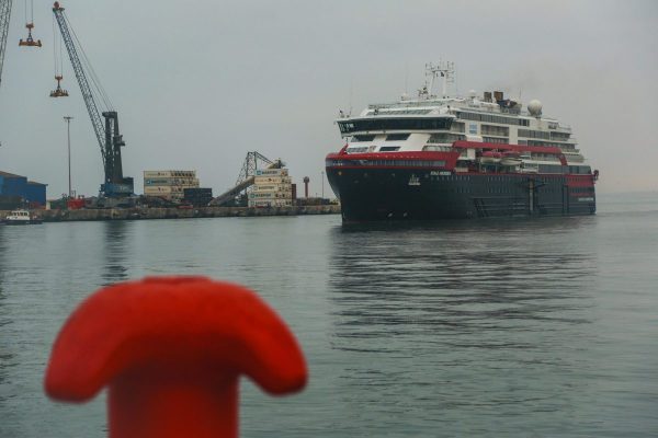 Roald Amundsen ingresando al Puerto de Arica