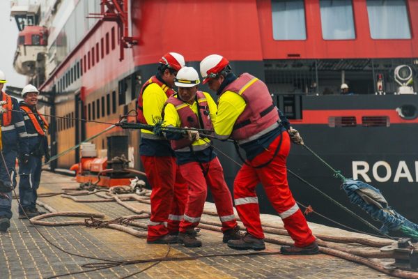 Roald Amundsen siendo atendido por portuarios en el Puerto de Arica