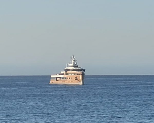 Yate de magnate ruso arriba a la bahía de Valparaíso