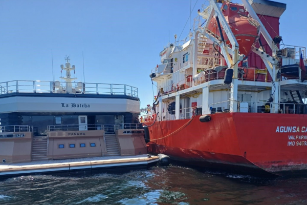 Yate La Datcha junto al buque de abastecimiento Agunsa Capella en la bahía de Valparaíso