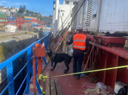 Policía Marítima fiscaliza buque con carga destinada a Rapa Nui en el Terminal Portuario Valparaíso