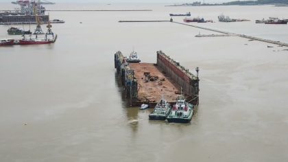 Video: El traslado de un viejo dique para su desguace en Montevideo