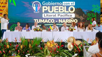 Presidente colombiano entrega a pescadores un puerto cuya concesión fue revocada a grupo empresarial
