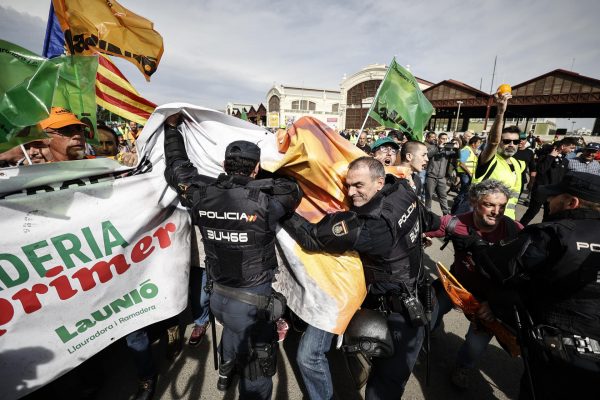 España: Agricultores realizan protesta en inmediaciones a sede de la Autoridad Portuaria de Valencia