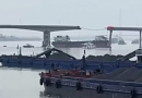 China: Fallecen cinco personas tras choque de barcaza contra puente