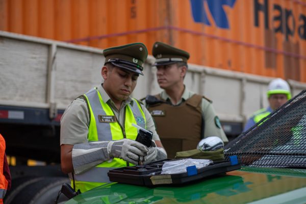 Carabineros efectúa fiscalización a transportistas en el ingreso al Puerto de Arica