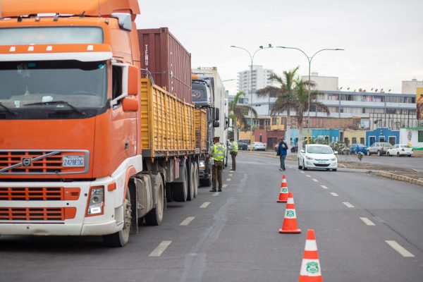 Fiscalización a camioneros en el ingreso al Puerto de Arica