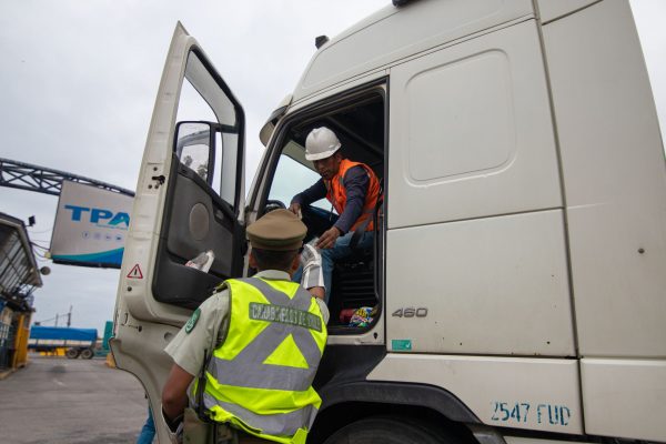 Fiscalización conductor camión ingreso al Puerto de Arica