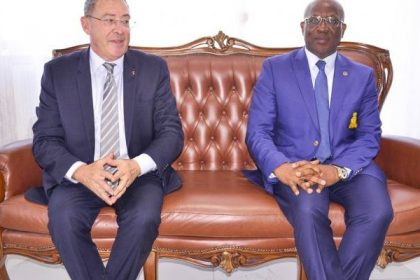 Embajador de Francia en Camerún visita Puerto de Kribi