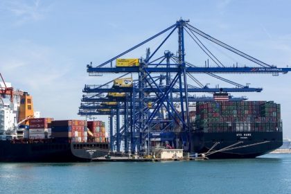 Movimiento de carga en puertos de España crece 2,4% hasta febrero