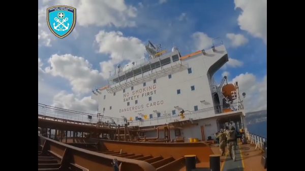 Video: Autoridad Marítima griega irrumpe en buque y detiene a capitán por supuesto secuestro