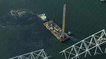 Arriba grúa para comenzar a retirar restos del puente colapsado en Baltimore