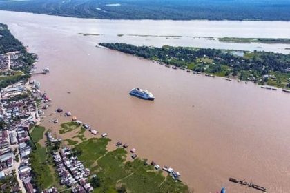 Puerto fluvial peruano espera al Hanseatic Inspiration de Hapag-Lloyd Cruises