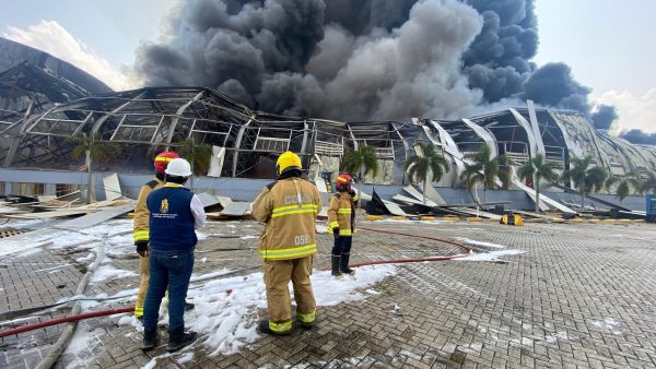 Colombia: Extinguen incendio que consumió bodegas en Terminal de Contecar
