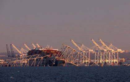 Puerto de Baltimore suspende tránsito de buques tras choque de portacontenedores con puente