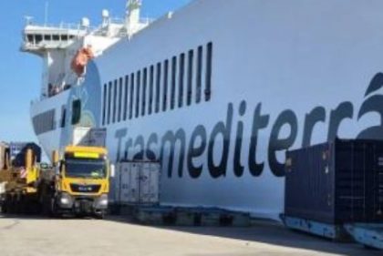 Grupo Armas Trasmediterránea embarca en Cádiz dos subestaciones eléctricas de 380 toneladas