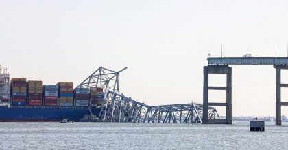 Equipos de rescate trabajan para levantar primera pieza del puente colapsado de Baltimore
