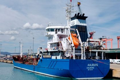 Port Barcelona: Peninsula posiciona la gabarra Aalborg para suministrar biocombustibles a barcos