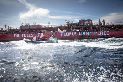 Activistas de Greenpeace pintan eslogan contra Rusia en buque de abastecimiento para "flota fantasma"
