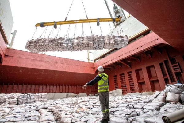 Março tem alta de 352% na movimentação de açúcar nos portos paranaenses