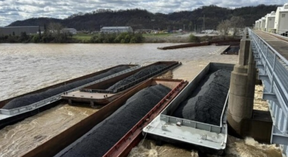 Docenas de barcazas forzan cierre de puentes en Pittsburgh