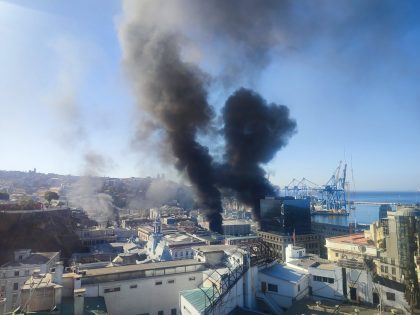 Vuelven a instalar barricadas en Valparaíso ante paro portuario