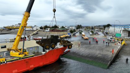 Equipo de cabotaje y logística de Tabsa reflota maquinaria en terminal Tres Puentes