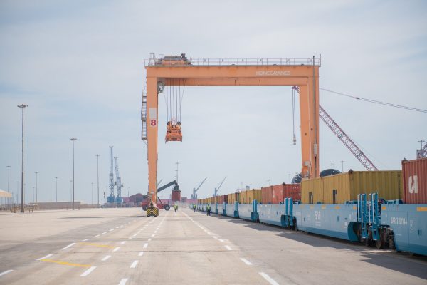 Arabia Saudita: Transporte del primer envío de contenedores desde Puerto de Jubail al Puerto de Riad por ferrocarril