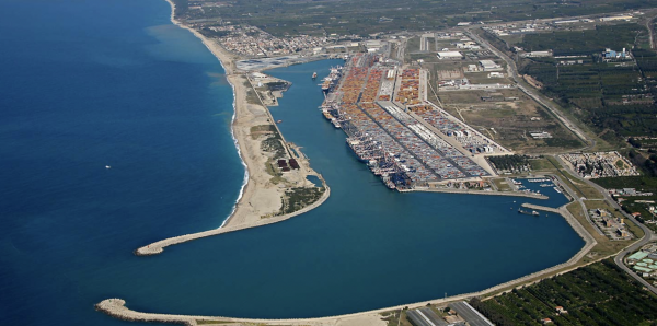 Registran récord diario de contenedores manipulados en puerto italiano