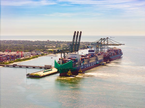 Porto Itapoá recebe navio com 51 metros de largura