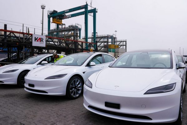 Primera descarga de vehículos Tesla en Chile (DPW San Antonio) y Sudamérica
