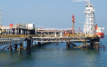 Petrolero de empresa rusa sancionada por Estados Unidos descarga fueloil en puerto de India