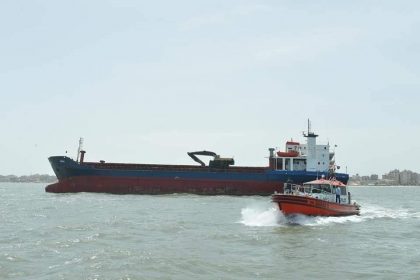 Unidades de salvamento marítimo evitan hundimiento de buque en el Canal de Suez