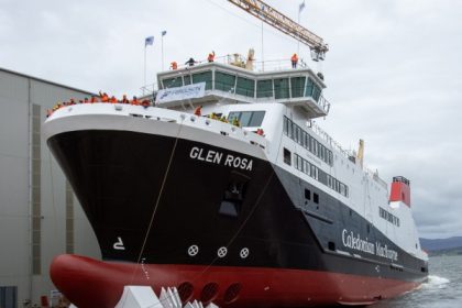 Ferguson Marine Port Glasgow lanza buque para CalMac