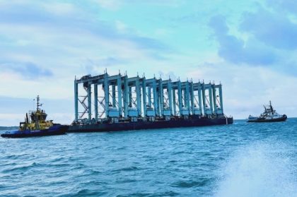 Foss Maritime Company consigue trasladar grúas a través del Canal de Panamá