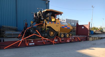 Ian Taylor ejecuta en Perú servicio integral de importación de pavimentadora Caterpillar mediante contenedor flat rack
