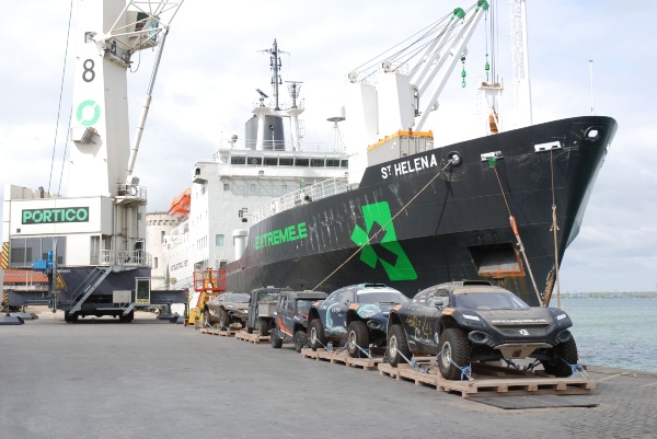 Puerto de Portsmouth descarga vehículos de la Extreme E