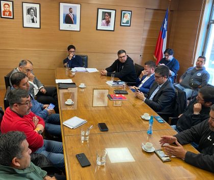 Eventuales de Puerto Coronel se reúnen con Subsecretario del Trabajo en medio de su conflicto con la empresa