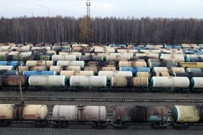 Rusia reduce a la mitad las exportaciones ferroviarias de gasolina tras embargo de combustible