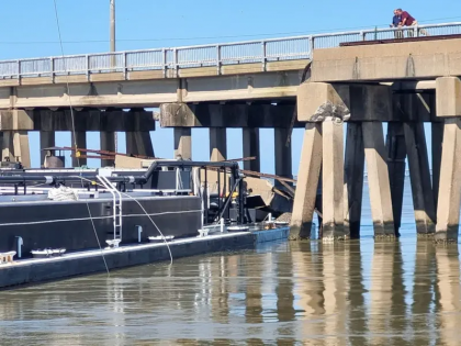 Estados Unidos: Barcaza choca contra puente de Pelican Island y provoca derrame de petróleo