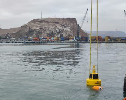 Empresa Portuaria Arica instala boya para medir oleaje